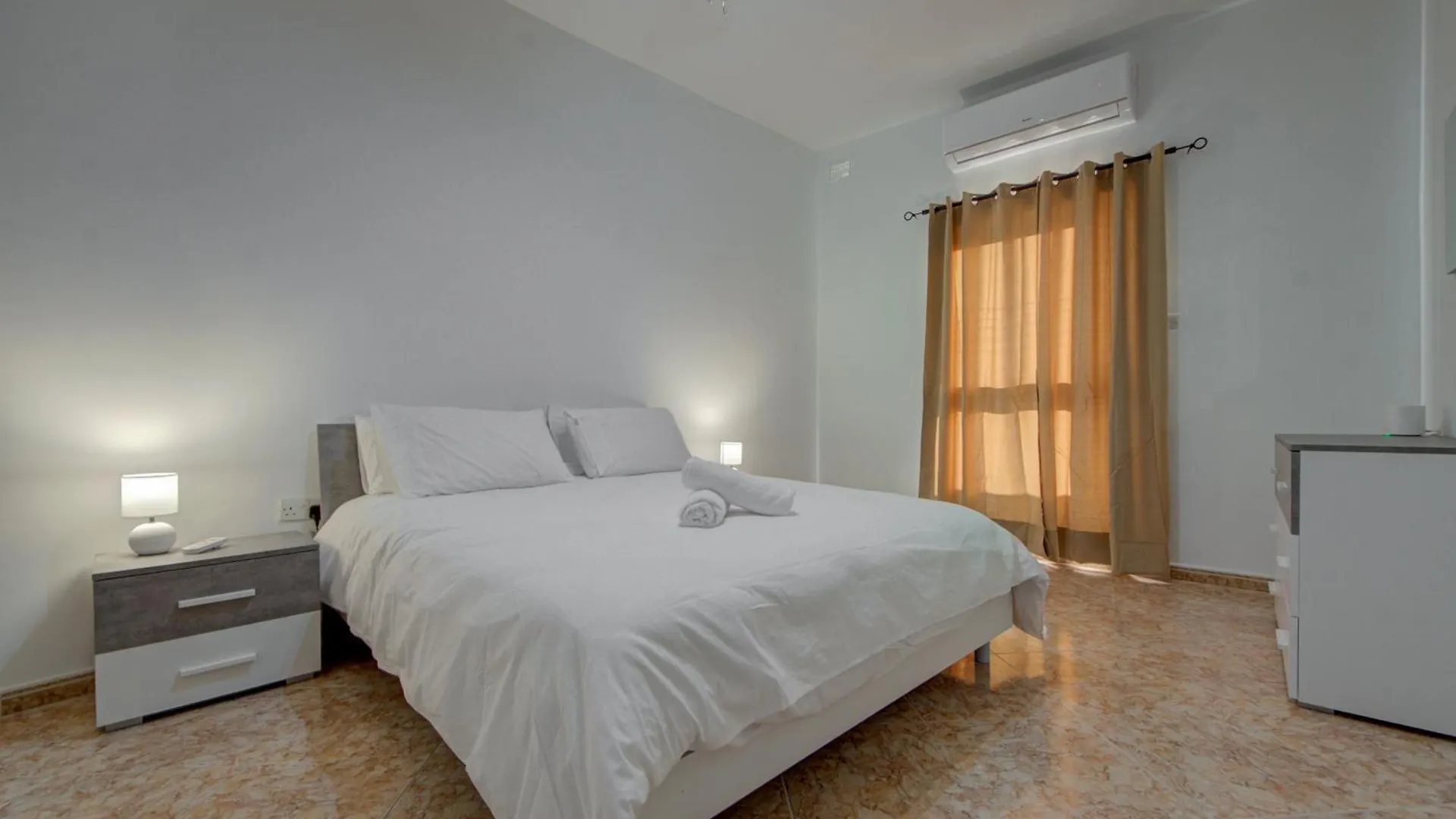 Bright & Spacious Beachside Apartment By Sf Homes مارساسكالا 0*,  مالطا